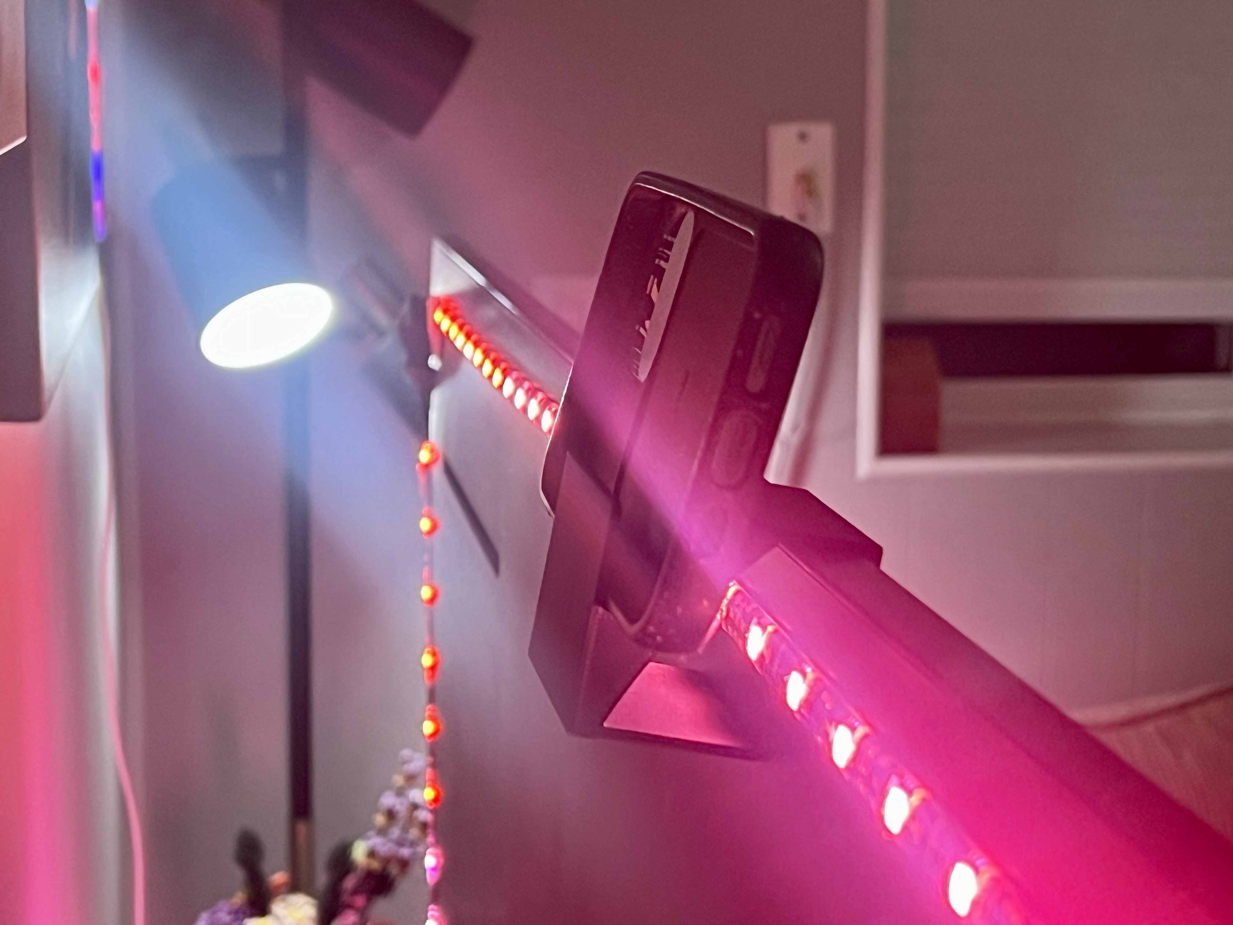 Ngàm Camera iPhone Continuity Cho Apple TV FaceTime Trên TV Samsung QN90B