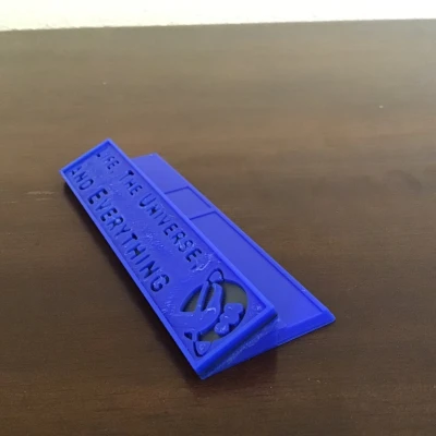 Tấm đế Hitchhiker's Guide 42 Cuộc đời, Vũ trụ và Mọi thứ