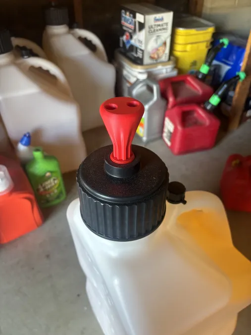 Dụng Cụ Mở Nắp Bình Xăng VP Racing 5 Gallon