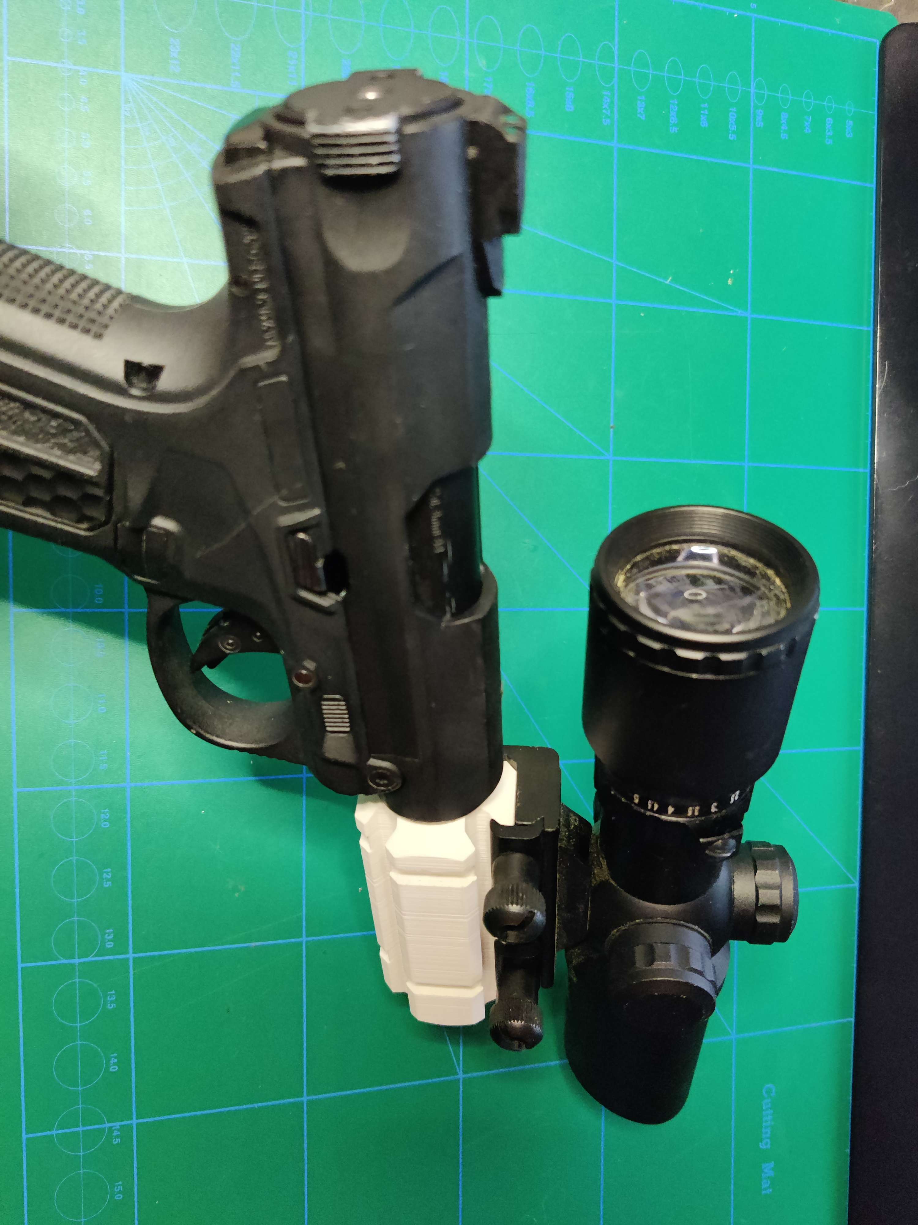 AAP-01 thùng với đường ray picatinny