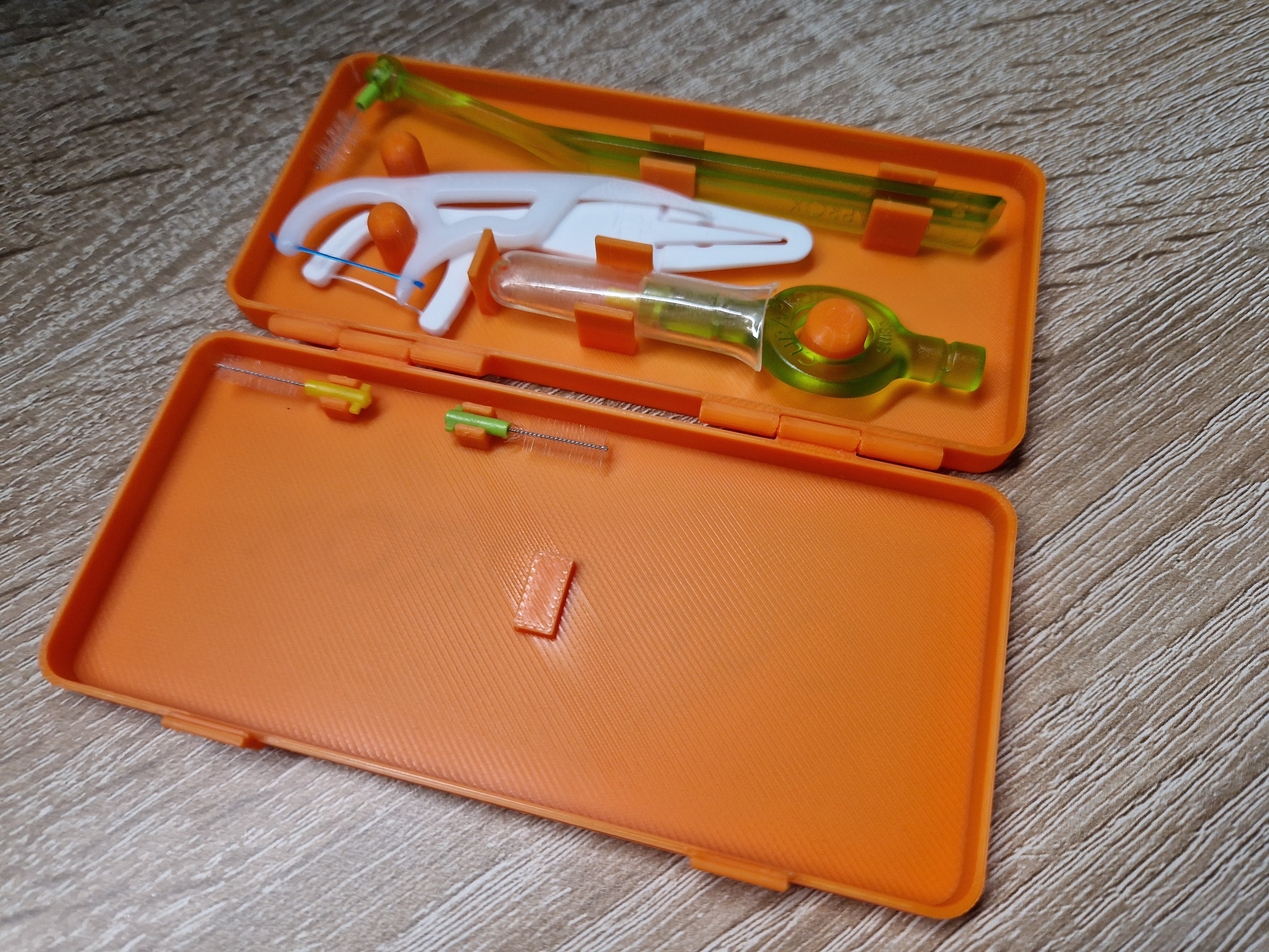 Hộp đựng bàn chải kẽ CURAPROX