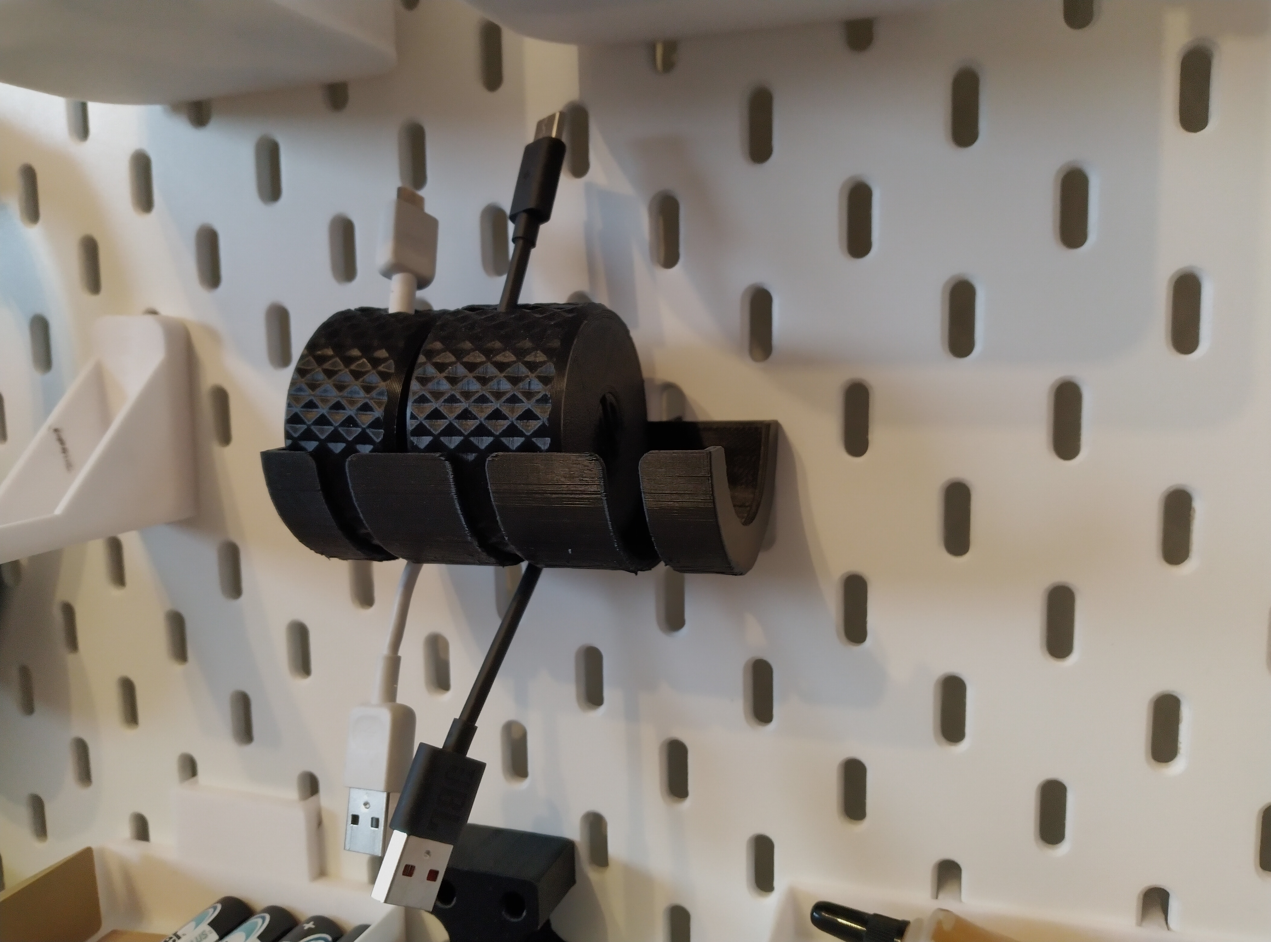 Kệ giữ cuộn cáp USB (Ikea Skadis)