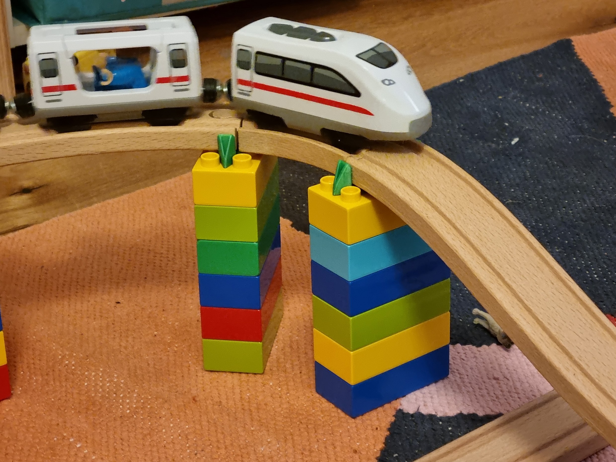 Bộ chuyển đổi tối giản giữa gạch Duplo và đường ray xe lửa gỗ