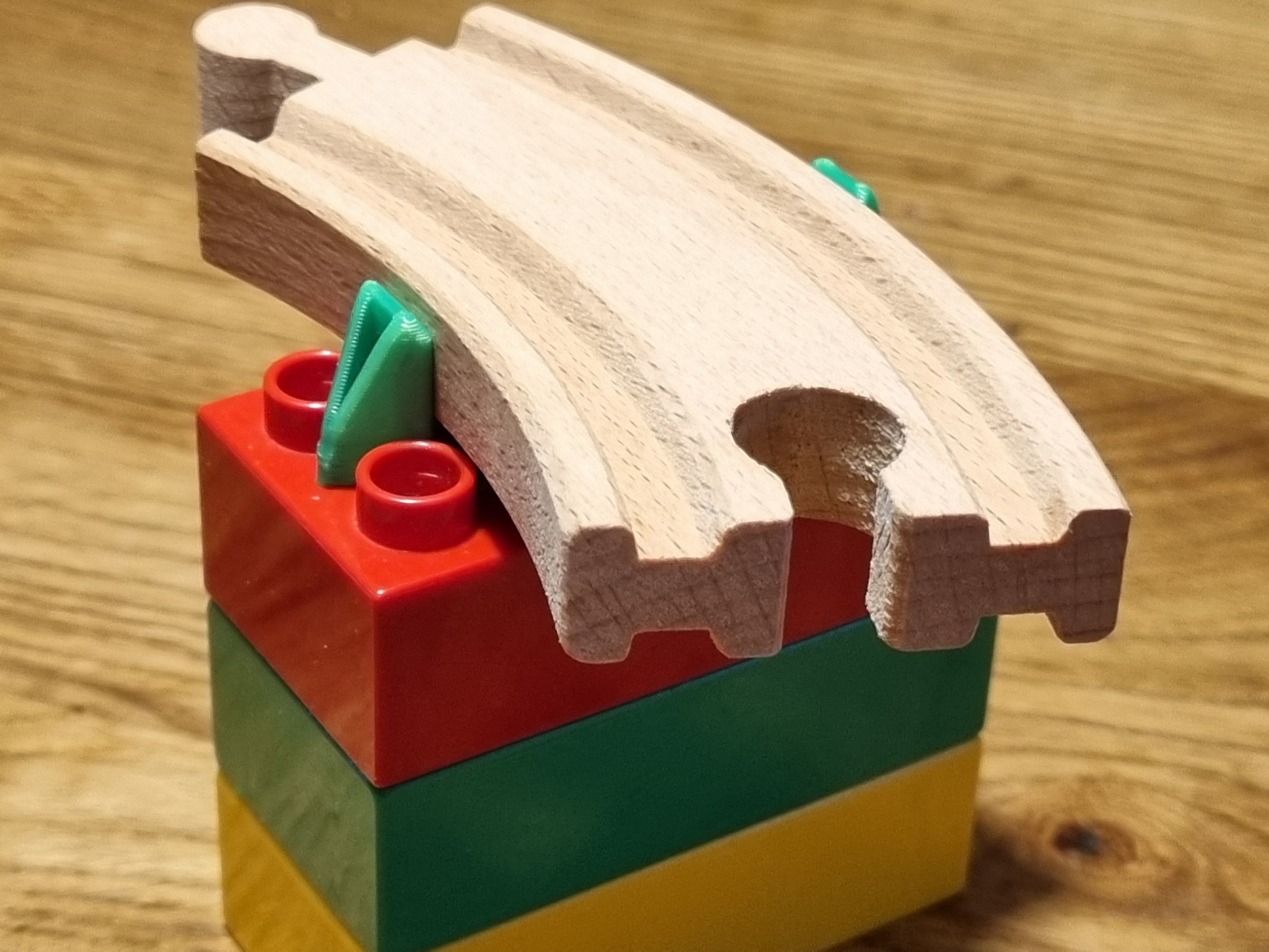 Bộ chuyển đổi tối giản giữa gạch Duplo và đường ray xe lửa gỗ