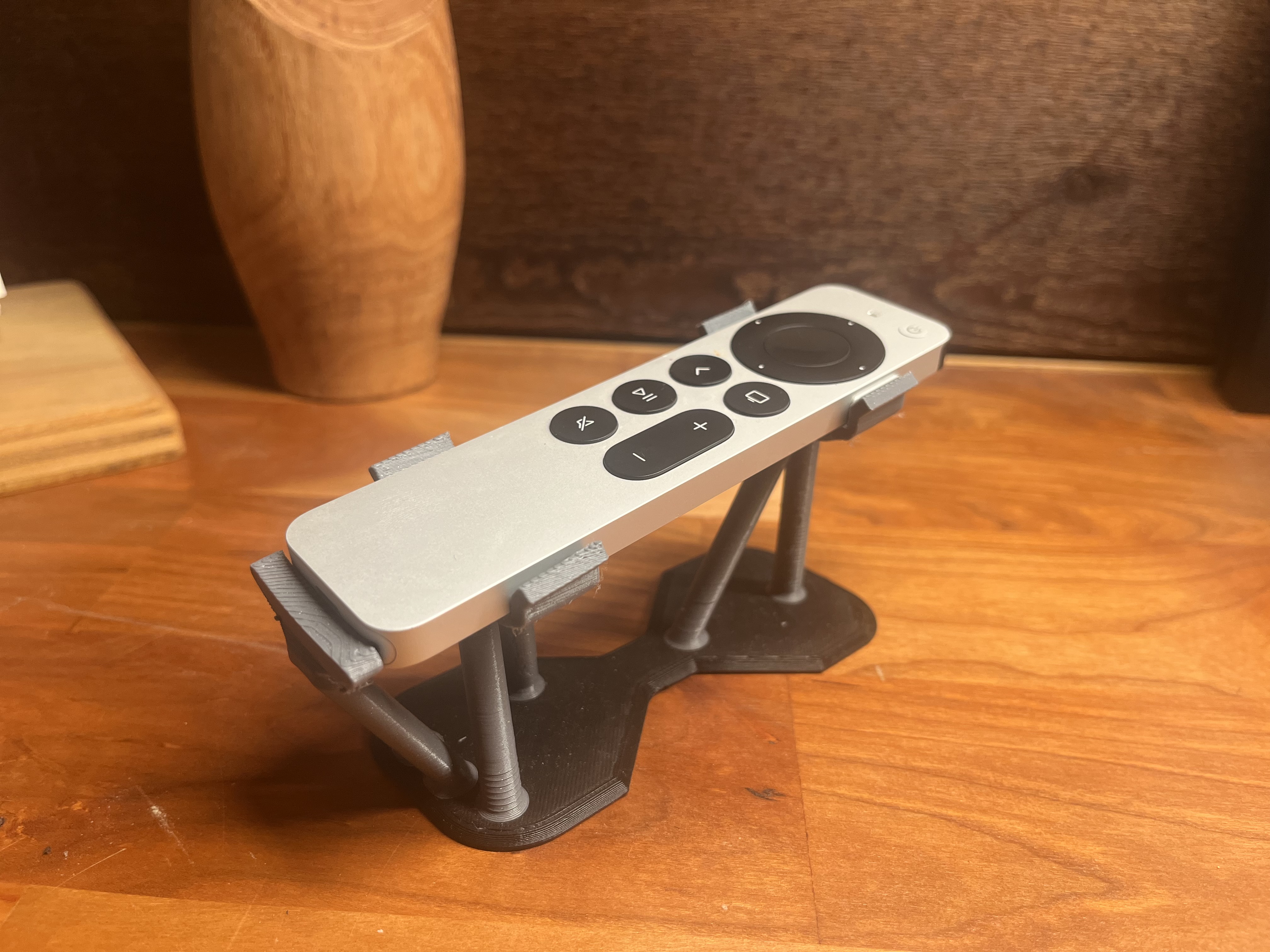Chân đế remote Apple TV