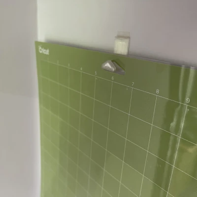 Móc Treo Tấm Grip Mat Cricut Lên Tường