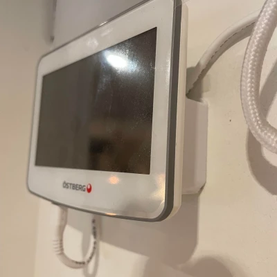 Giá treo tường màn hình Heru IQC Touch