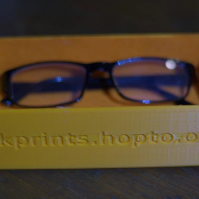 Hộp đựng kính (in liền)