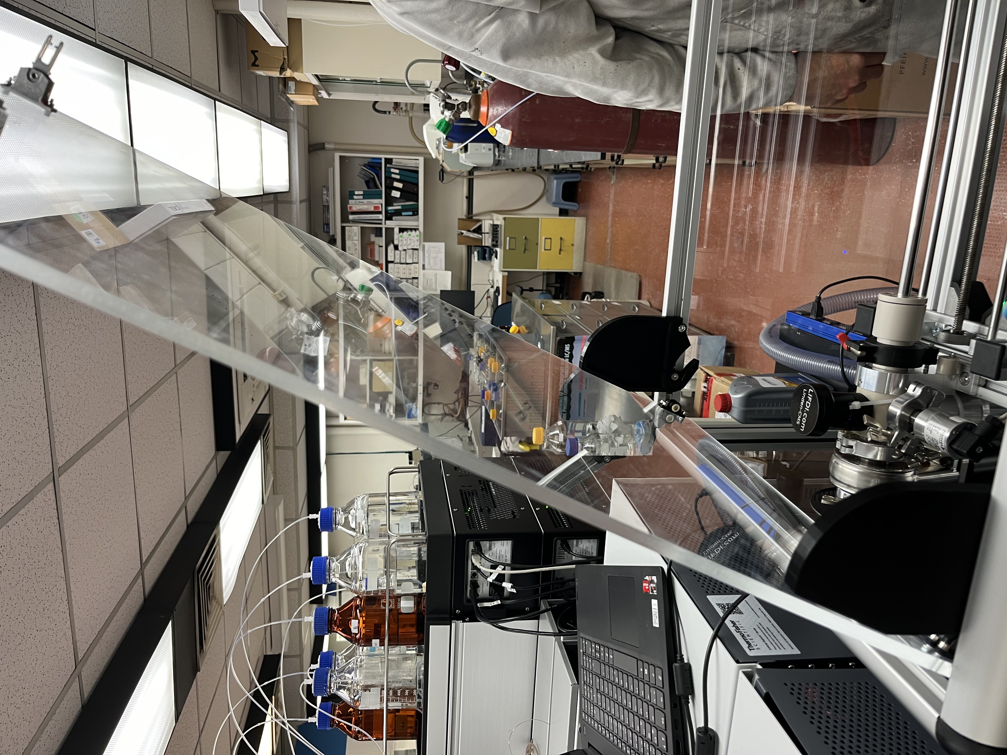 Giá Đỡ Nắp Máy Đo Phổ Khối