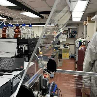 Giá Đỡ Nắp Máy Đo Phổ Khối