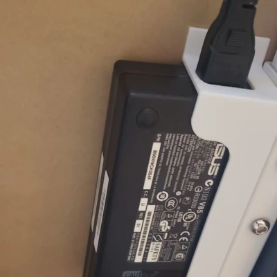 Đế giữ adapter sạc laptop dưới gầm bàn