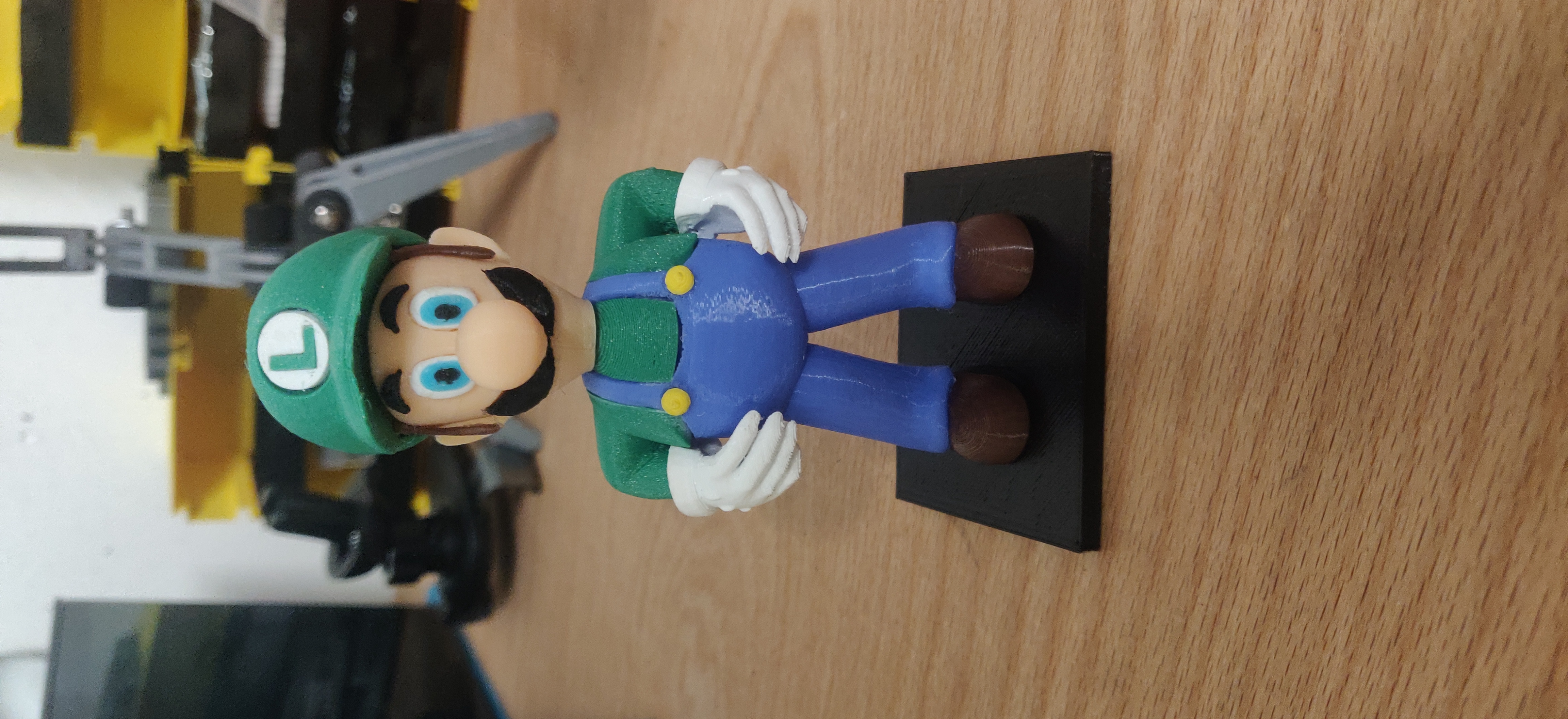 Tượng Luigi từ game Super Mario