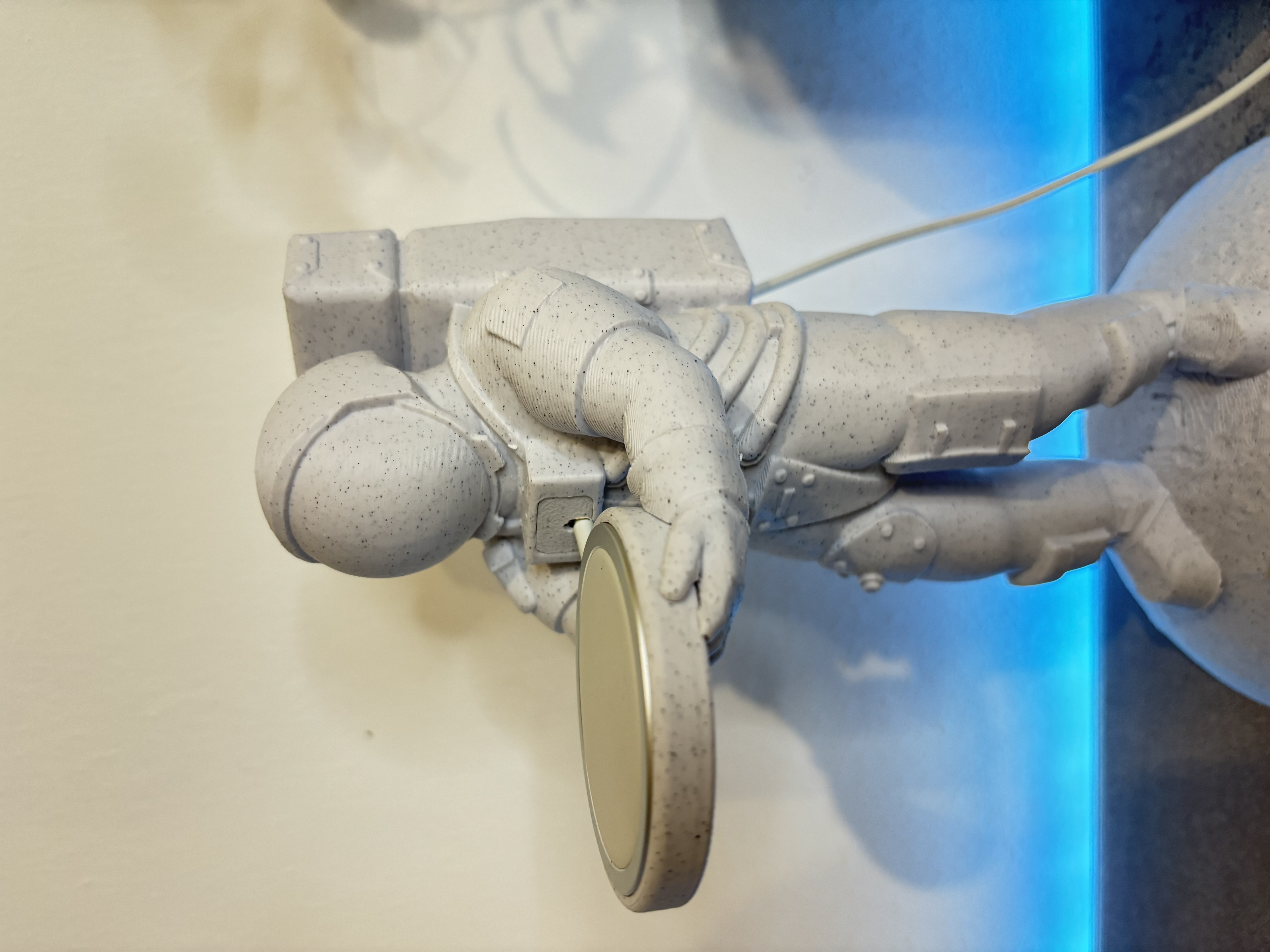 Chân đế sạc Magsafe hình phi hành gia