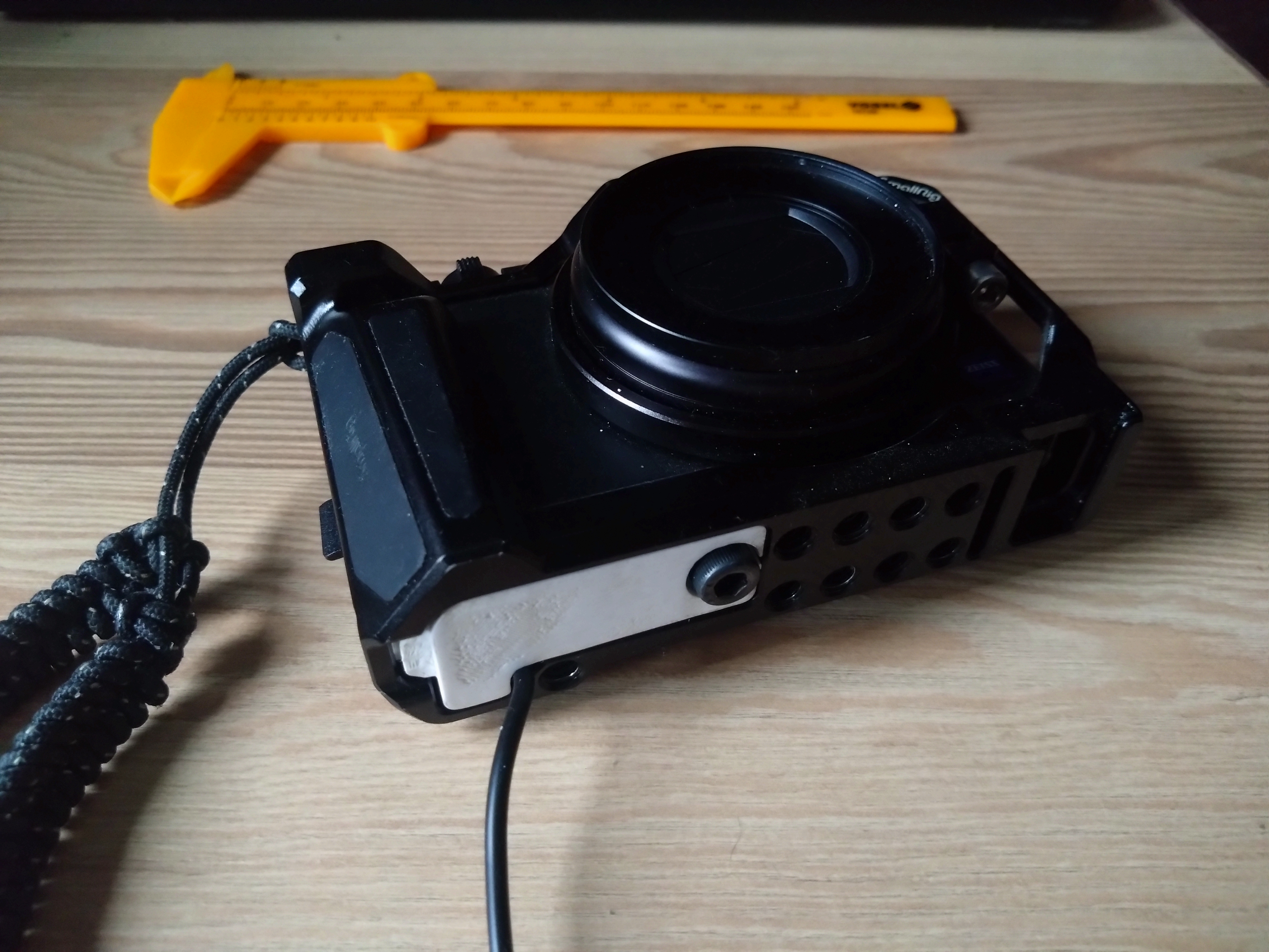 Nút Bịt Cửa Pin Máy Ảnh Sony ZV-1 (Dùng với Lồng SmallRig)