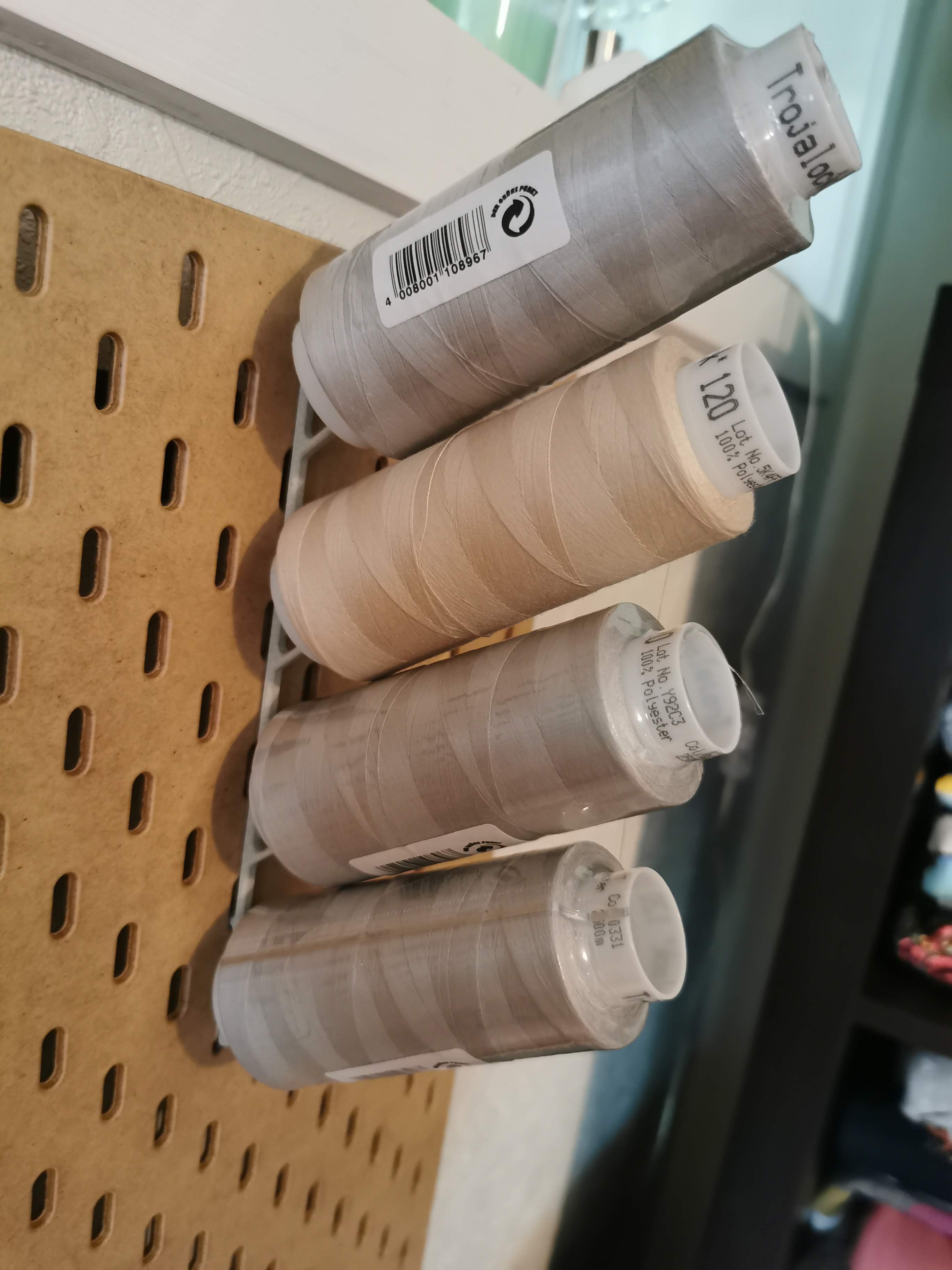 Giá đỡ chỉ máy vắt sổ gắn Skadis