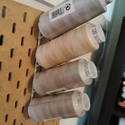 Giá đỡ chỉ máy vắt sổ gắn Skadis