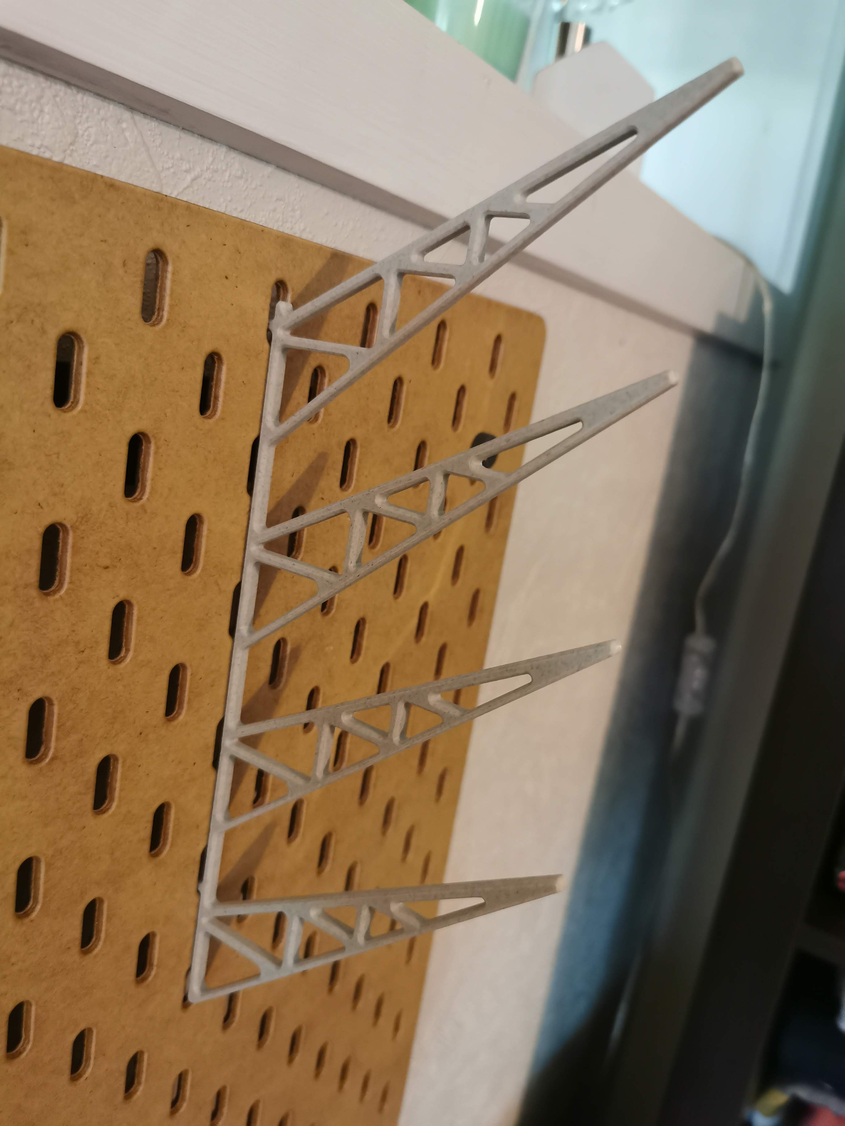 Giá đỡ chỉ máy vắt sổ gắn Skadis