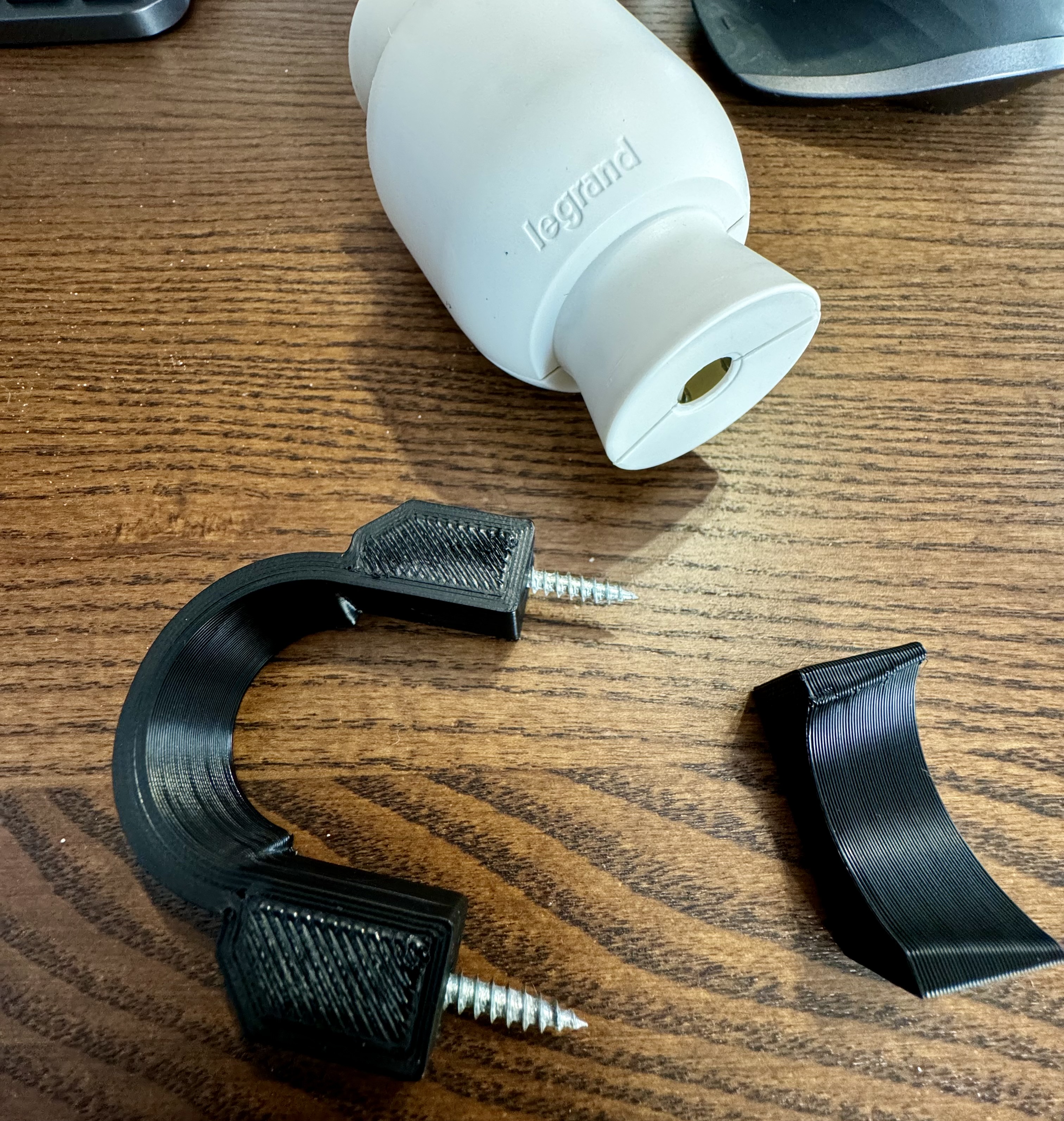 Đế gắn ổ cắm tương thích Legrand