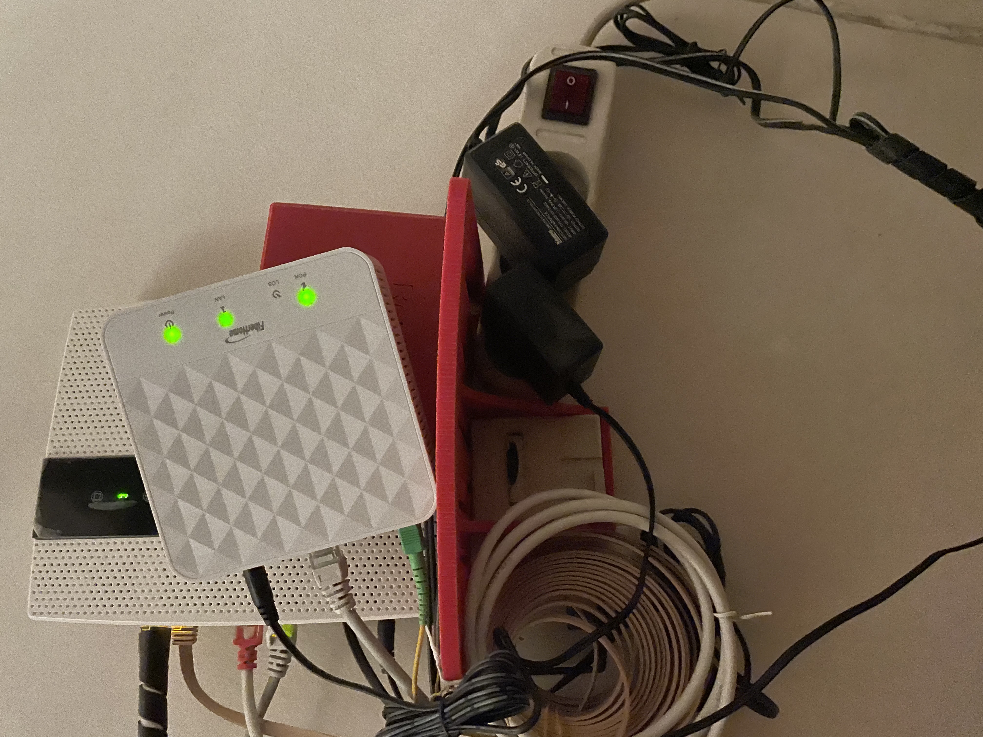 Giá đỡ router dùng hộp điện thoại làm điểm neo