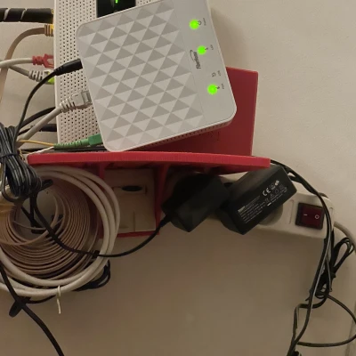 Giá đỡ router dùng hộp điện thoại làm điểm neo