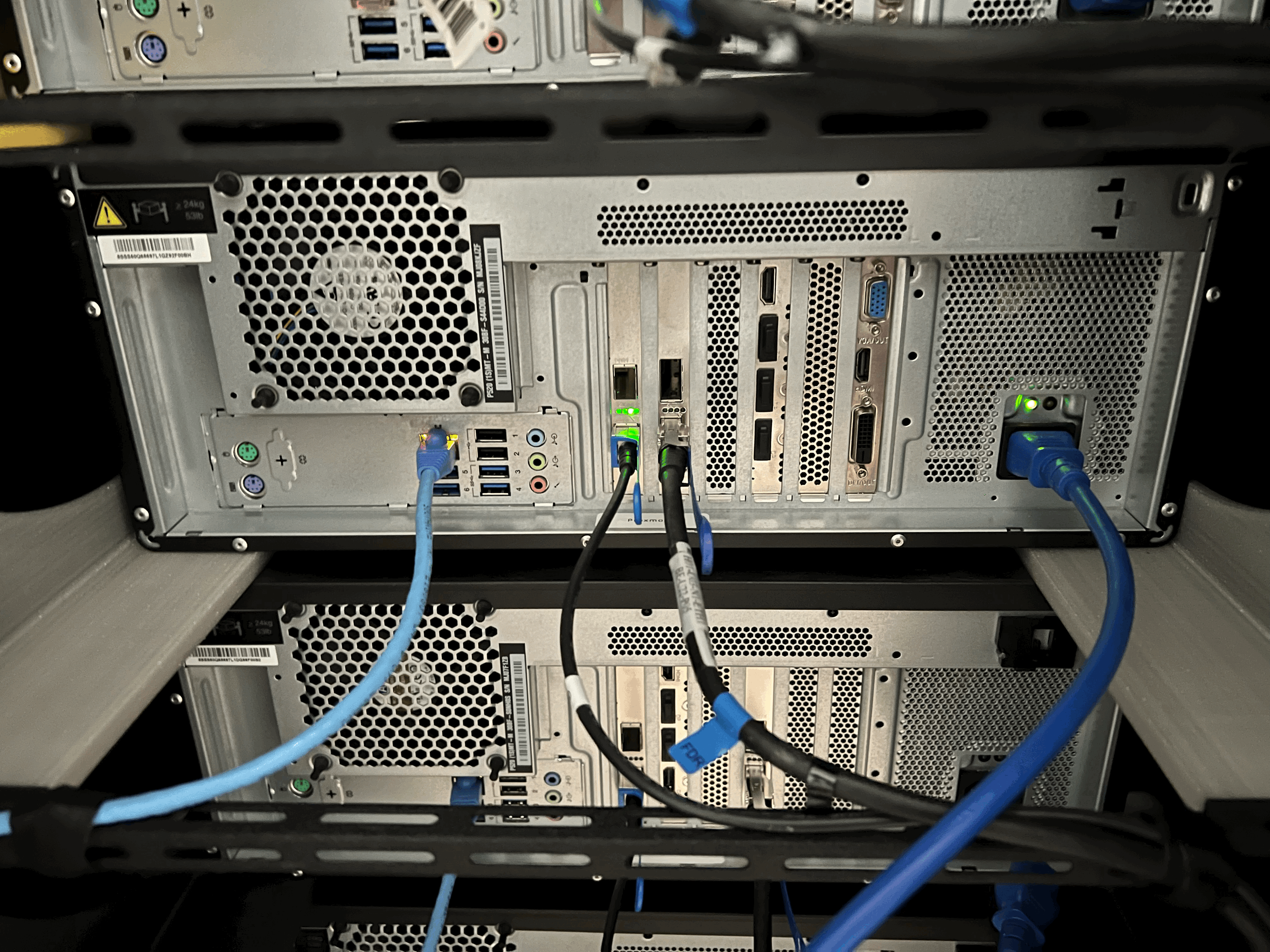 Kệ Rack Cho Máy Lenovo P520