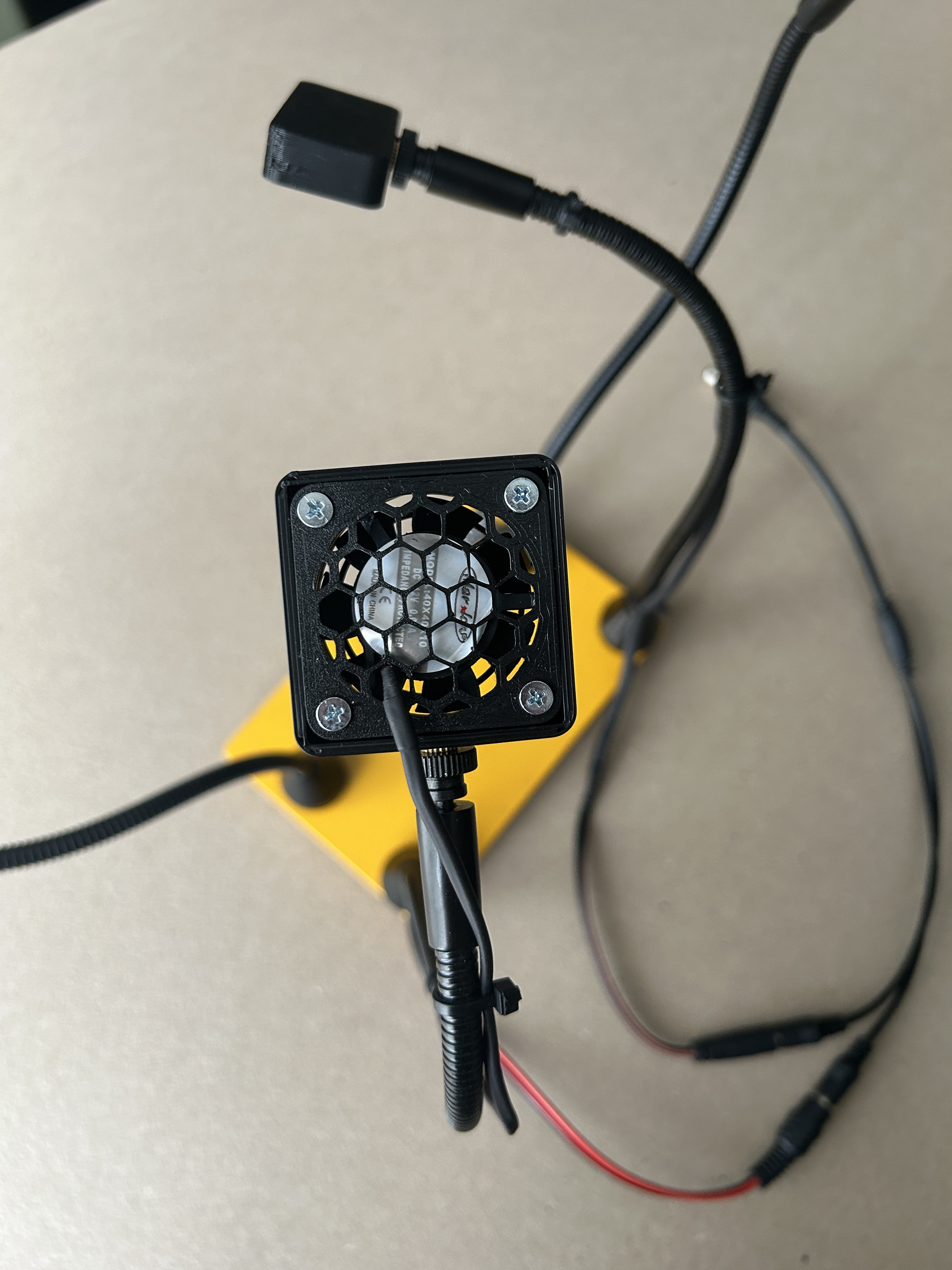 Kính lúp Kotto có quạt tản nhiệt hỗ trợ làm mạch