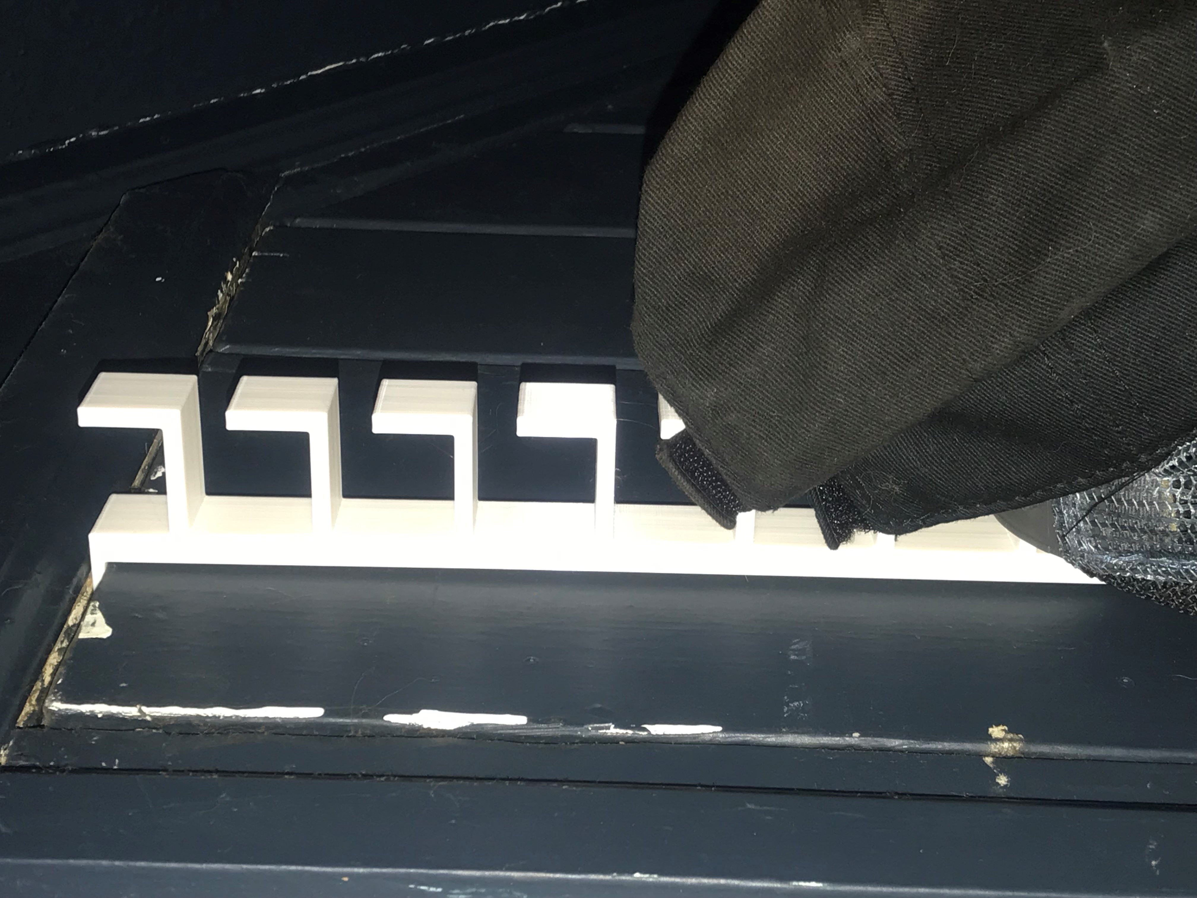 Móc treo nón kẹp cửa