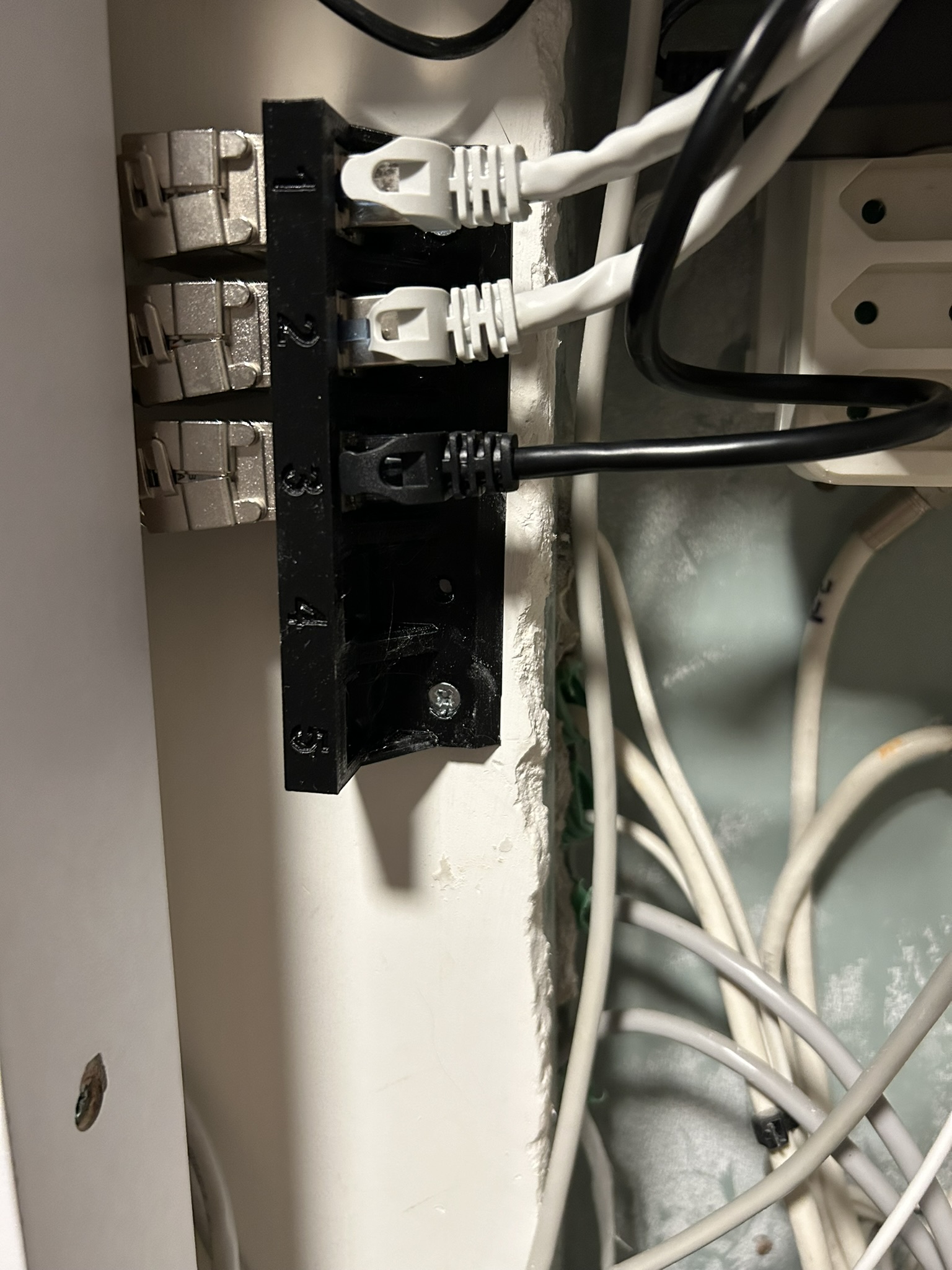 Giá treo tường Keystone 8 lỗ cắm