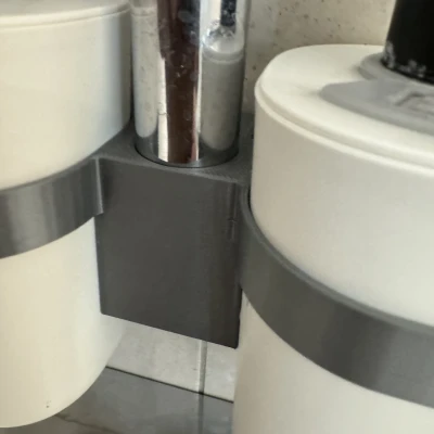 Kệ Xà Bông Lỏng Gắn Ống Vòi Sen