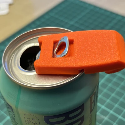 Dụng cụ mở khoen lon nước giải khát và nắp đậy