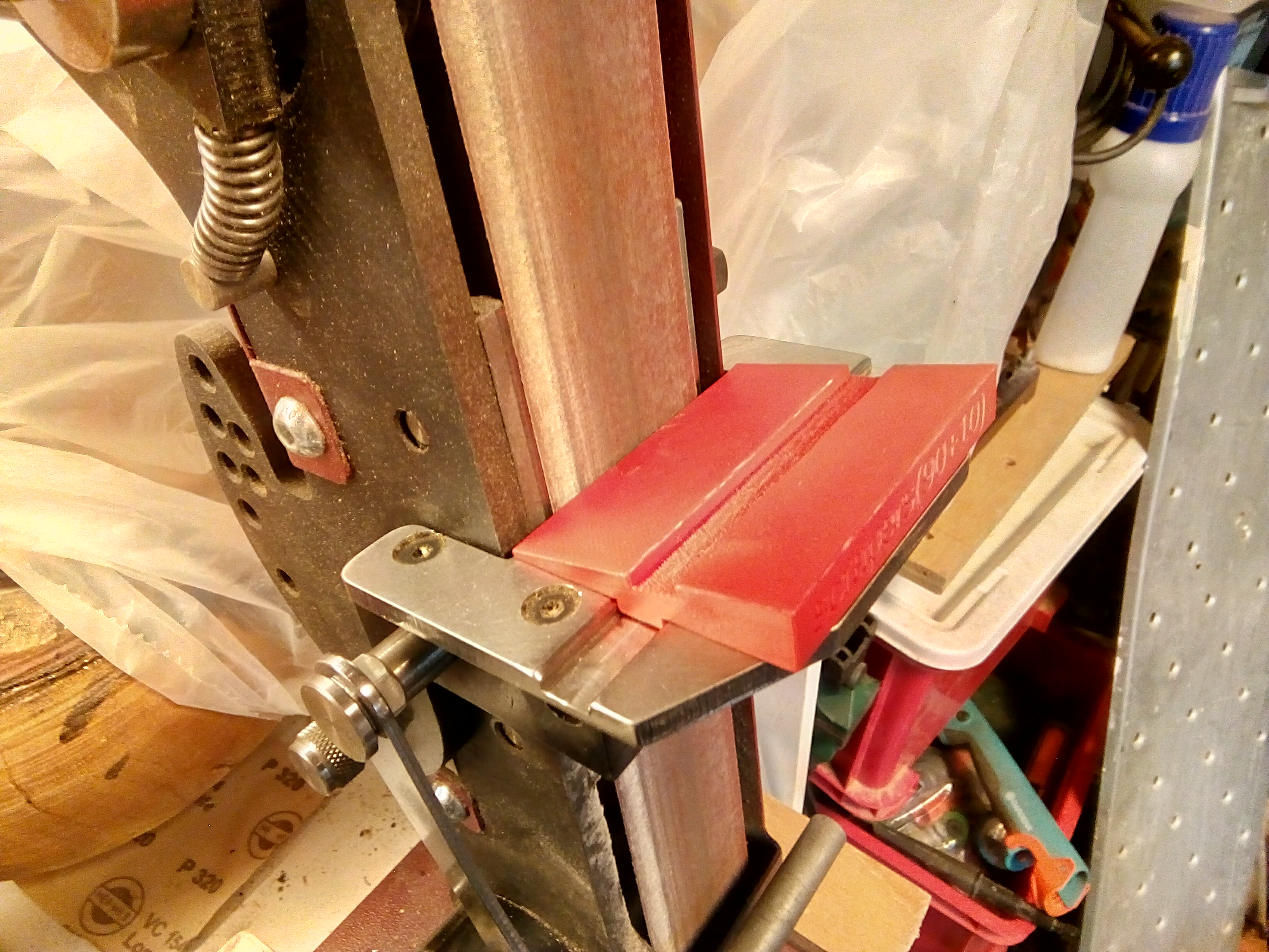 Nêm đỡ mài dao cạo trên máy Sorby Pro Edge