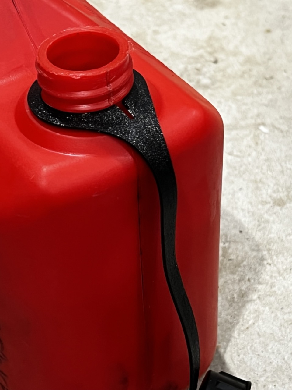 Kẹp giữ nắp bình xăng Jerry