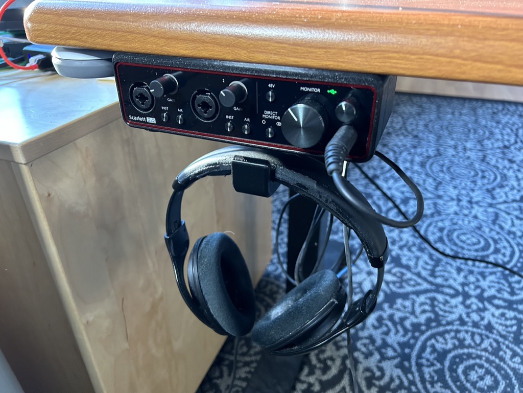 Móc treo tai nghe kiêm đế gắn Scarlett 2i2 dưới bàn