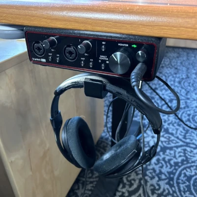 Móc treo tai nghe kiêm đế gắn Scarlett 2i2 dưới bàn