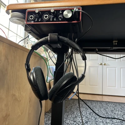 Móc treo tai nghe kiêm đế gắn Scarlett 2i2 dưới bàn