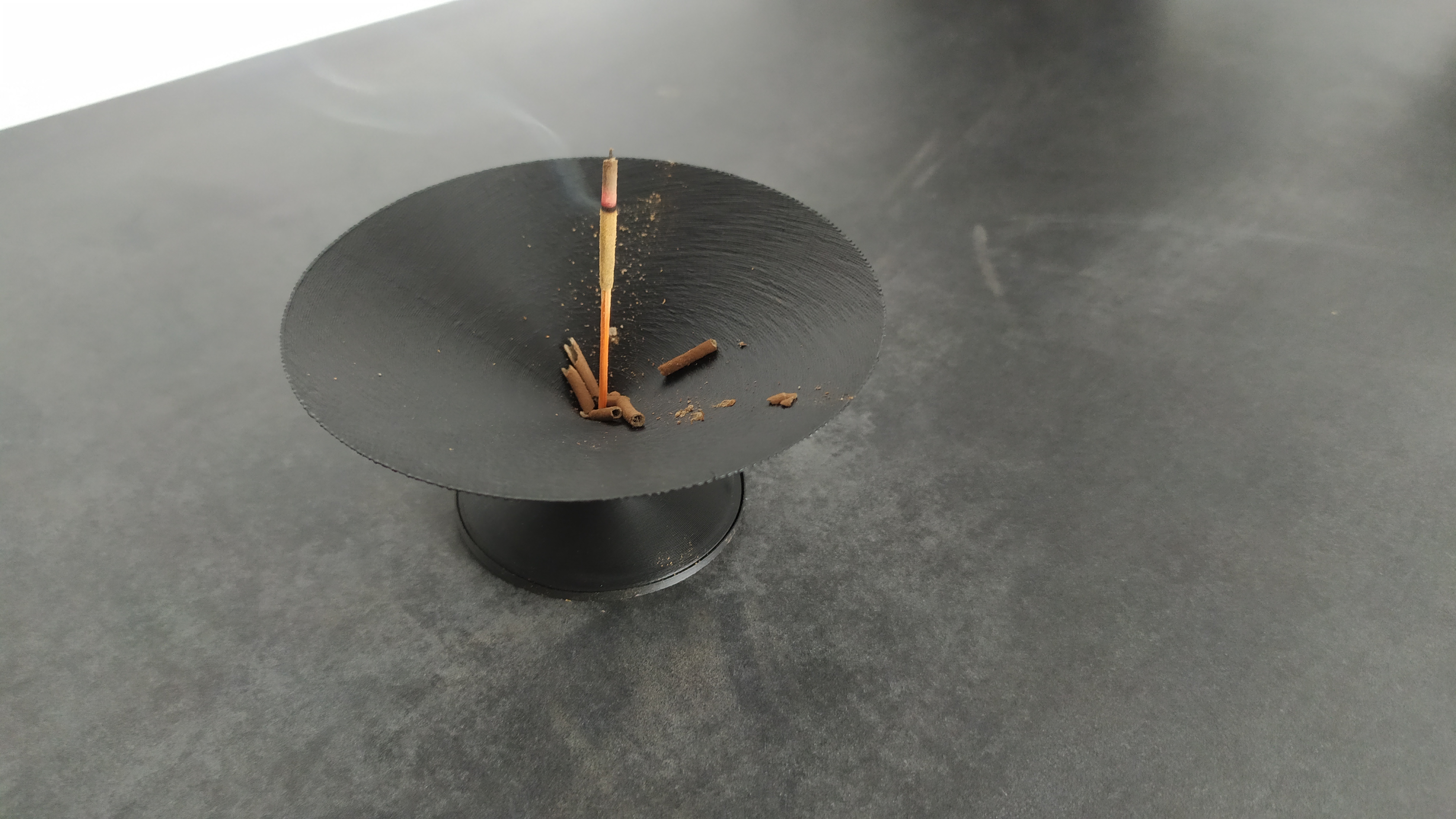 Chỗ Cắm Nhang Tàn Thuốc Có Gạt Tàn Đơn Giản