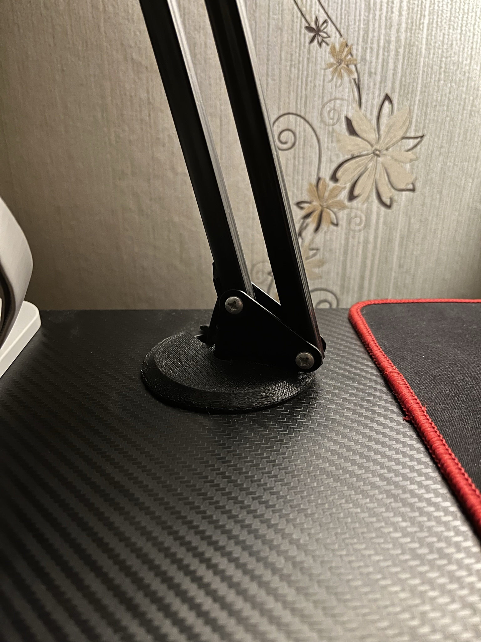 Lỗ Luồn Dây Bàn Có Chỗ Kẹp Đèn