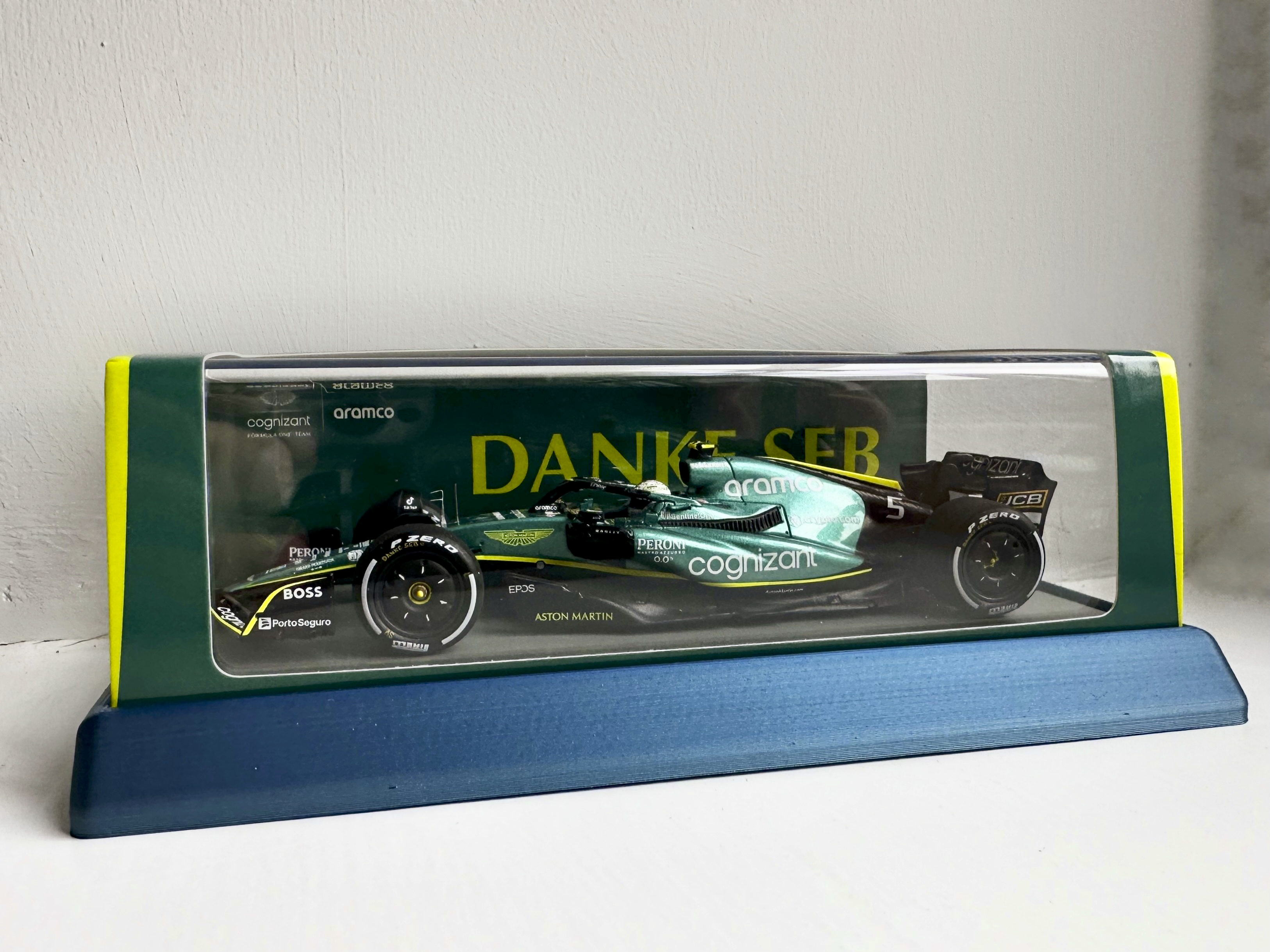 Chân đế và bệ trưng bày mô hình Spark tỷ lệ 1:43