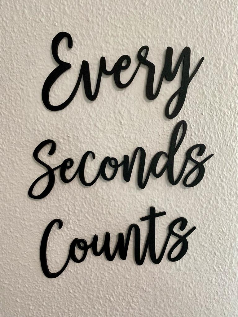 Tranh tường "Every Seconds Counts"