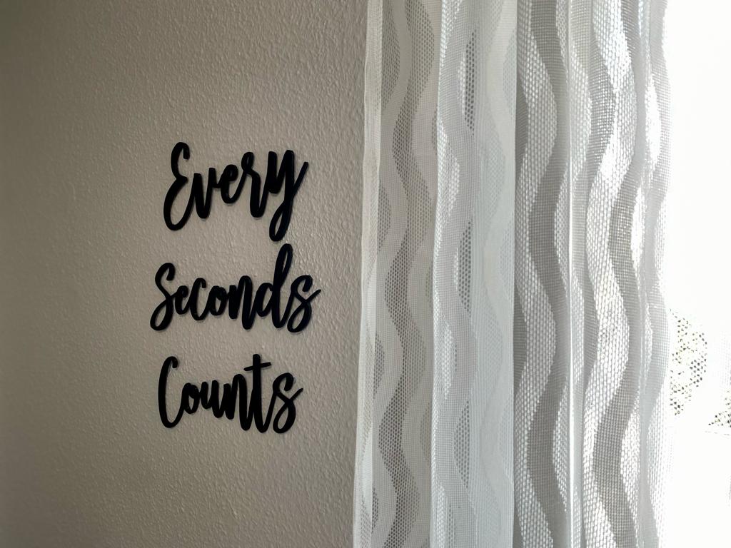 Tranh tường "Every Seconds Counts"