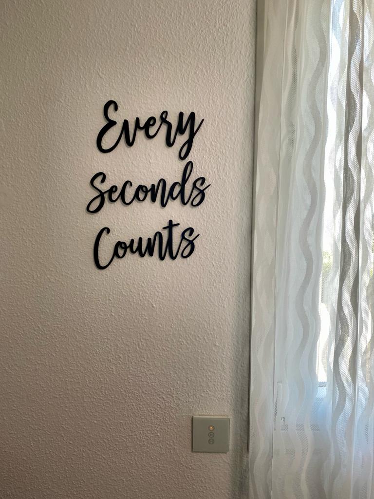 Tranh tường "Every Seconds Counts"