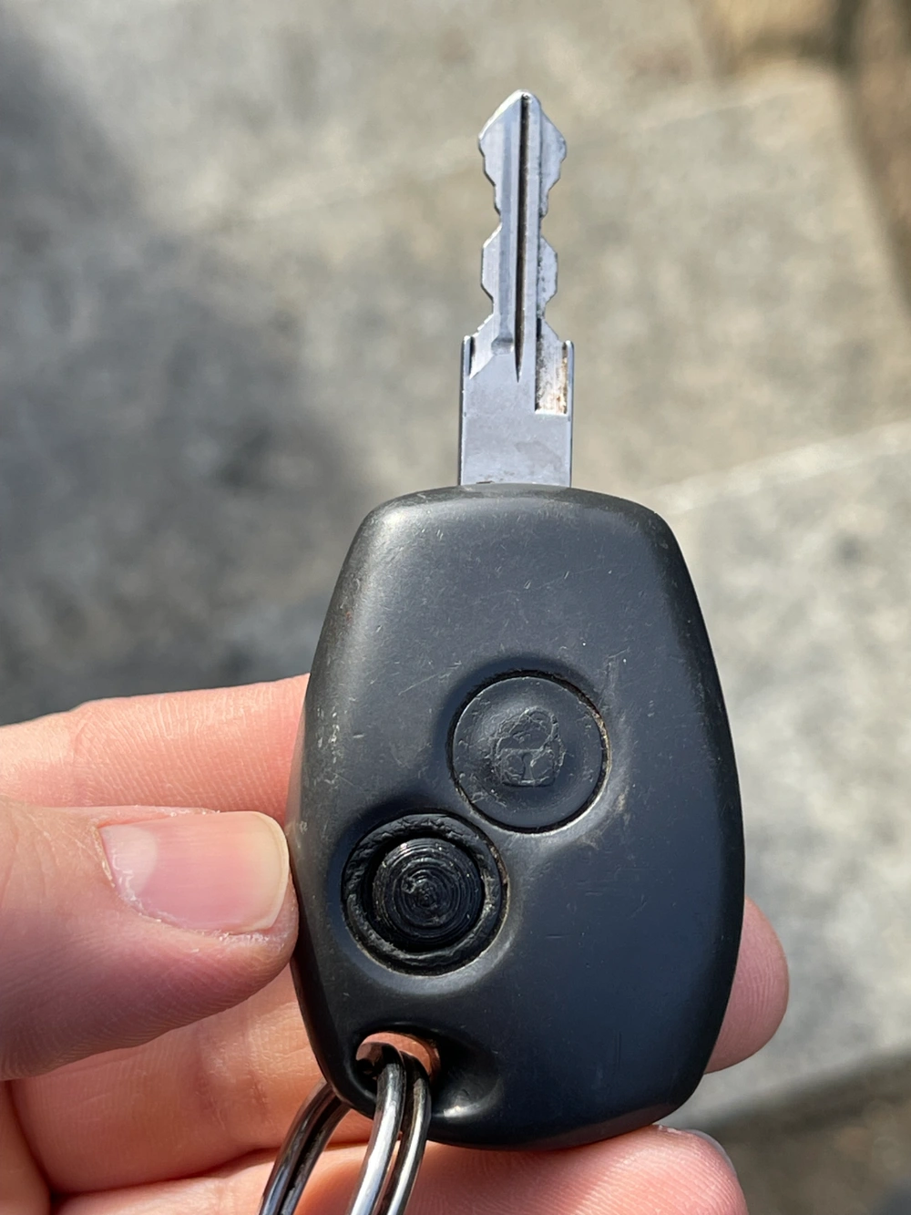 Nút bấm chìa khóa xe Dacia Duster