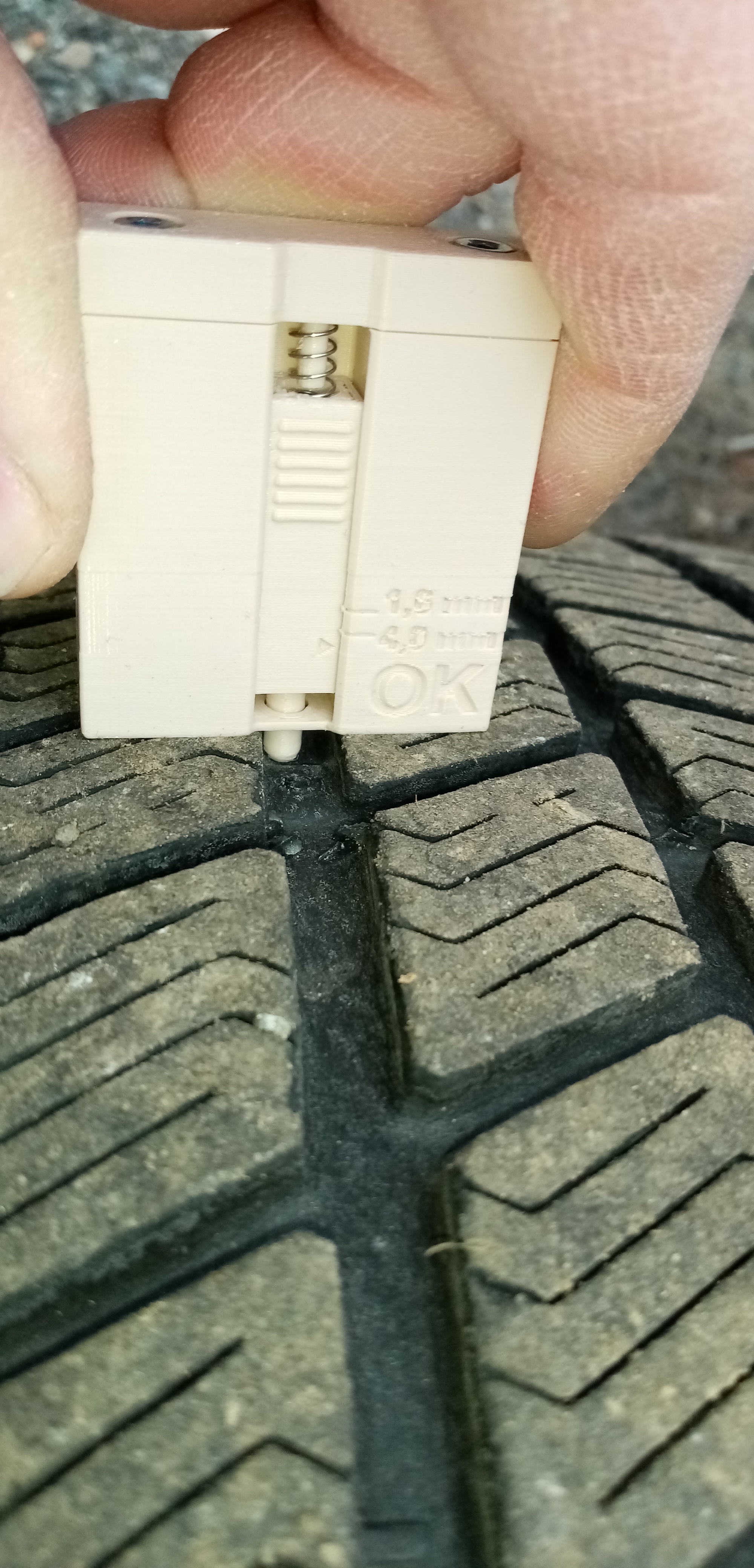 Thước đo độ sâu rãnh lốp xe + Hộp đựng.