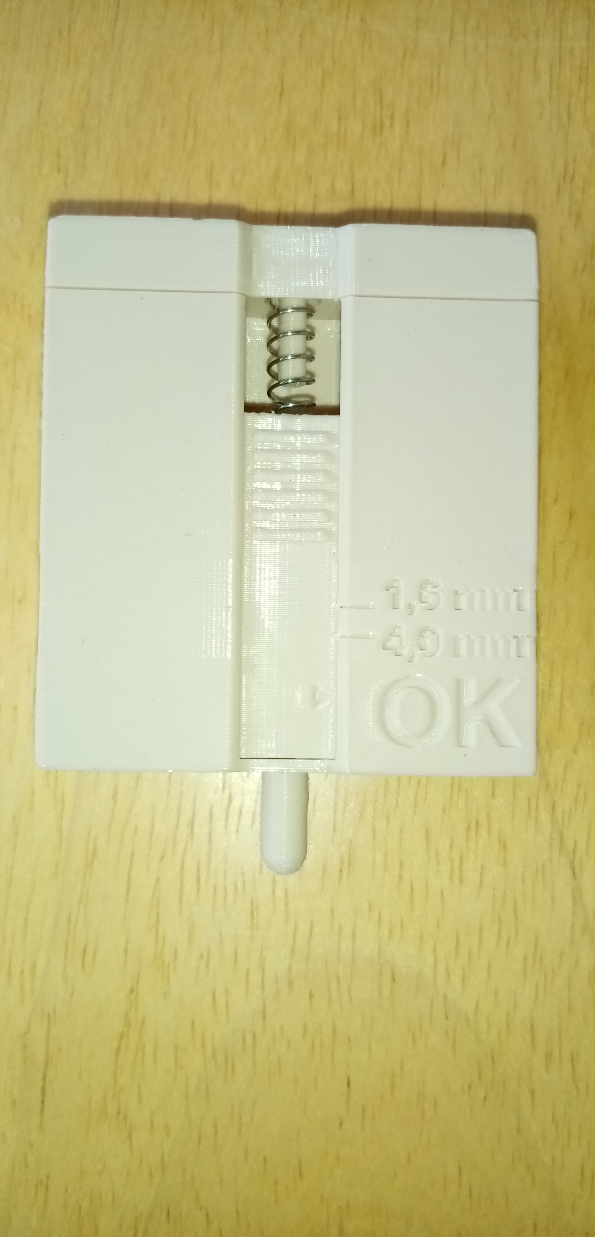 Thước đo độ sâu rãnh lốp xe + Hộp đựng.