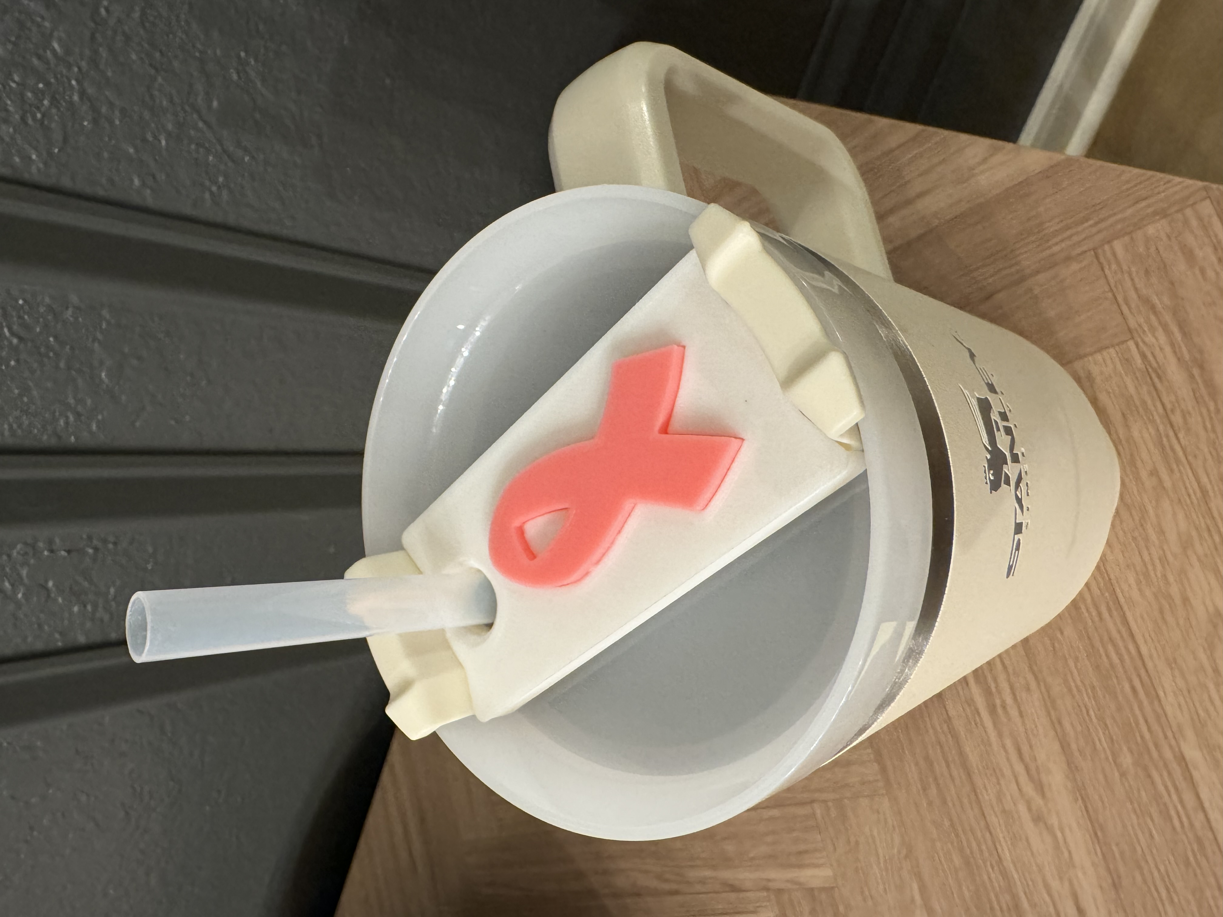 Tấm Tên Ly Stanley Hình Ruy Băng Nhận Thức Ung Thư