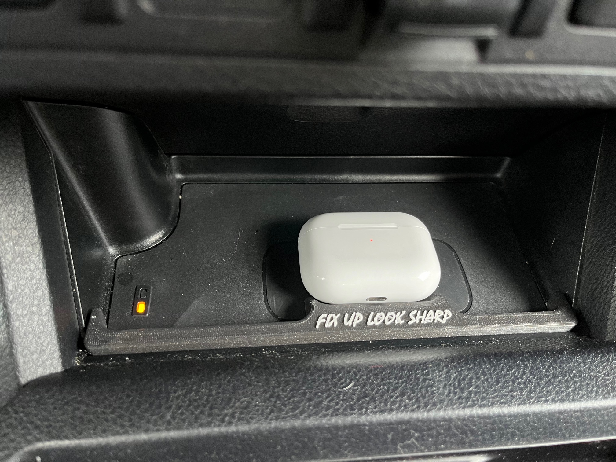 Pát Sạc Qi Cho Airpods Toyota Tacoma