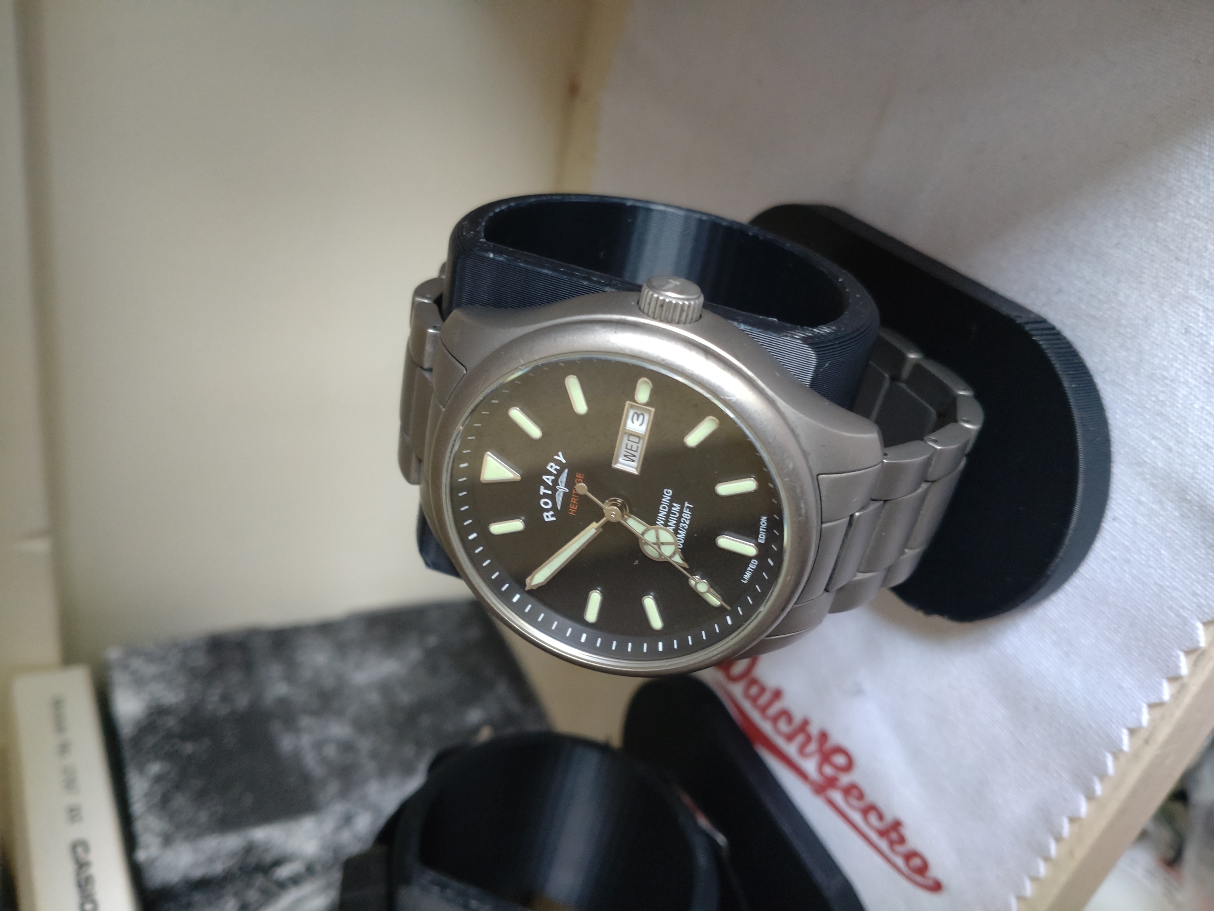 Chân đế trưng bày đồng hồ Đơn giản và Hiệu quả