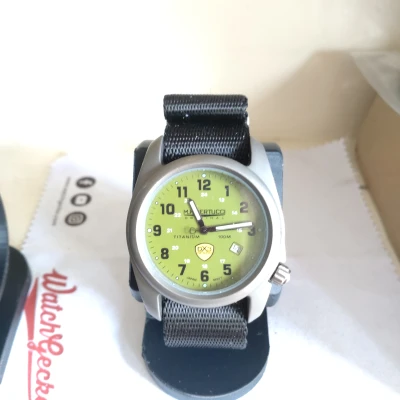 Chân đế trưng bày đồng hồ Đơn giản và Hiệu quả