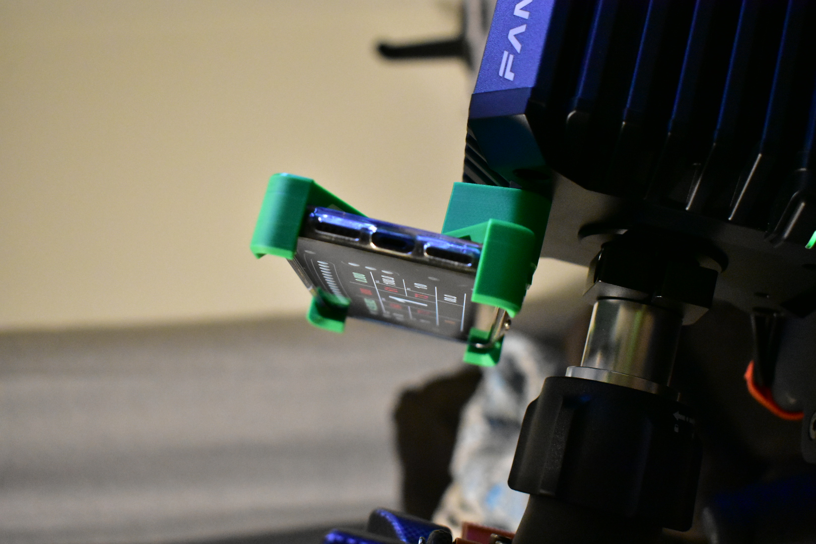 Giá đỡ Điện thoại Parametric cho Bảng điều khiển ảo Fanatec