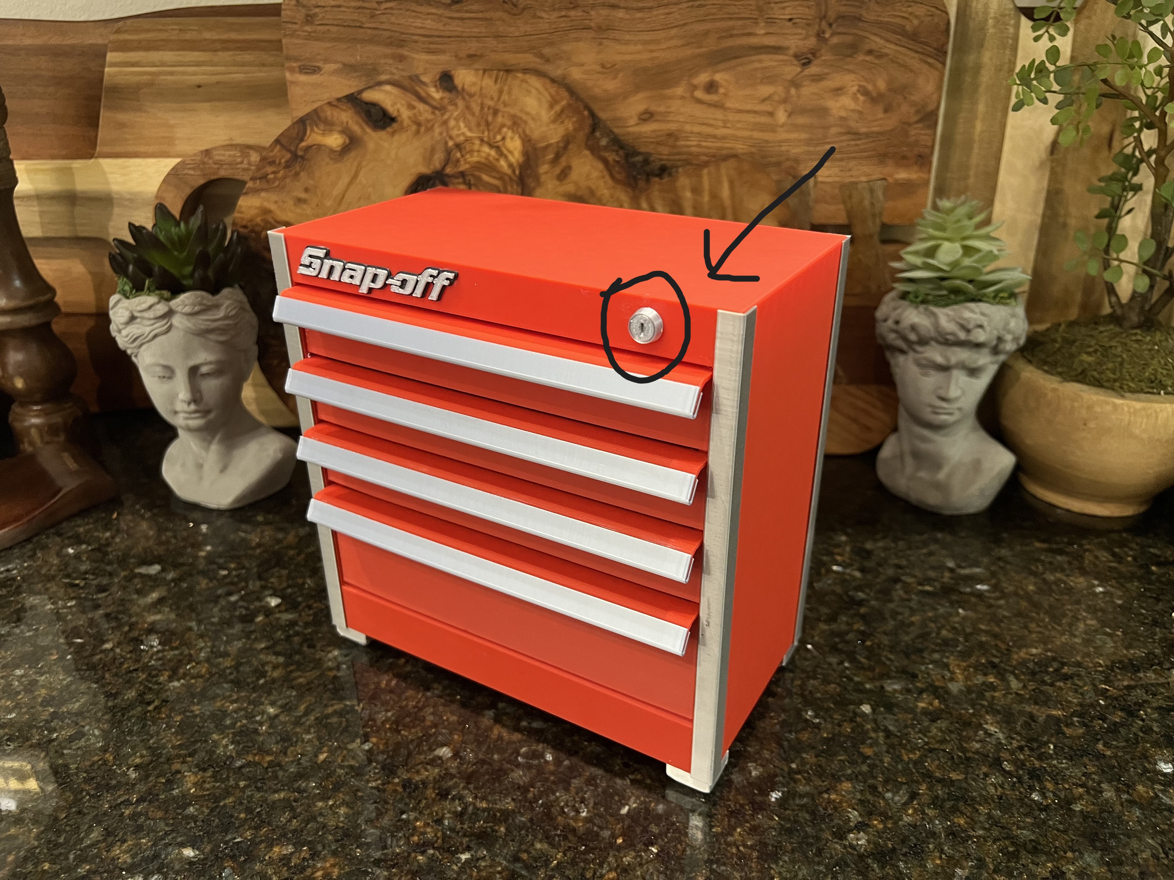 Lỗ Khóa Giả (Faux Keyhole)